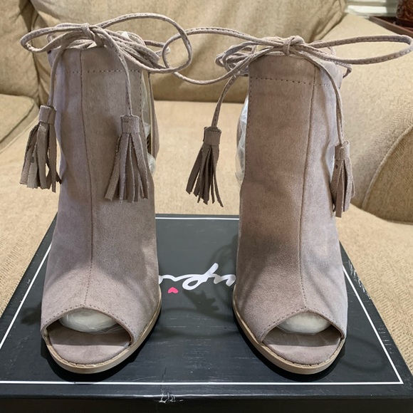 Sandals - Picture 1 of 2